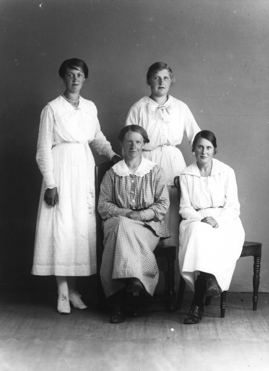 Calla Helena Sundbeck, Stina Carlsson från Barnarp med okända kvinnor.