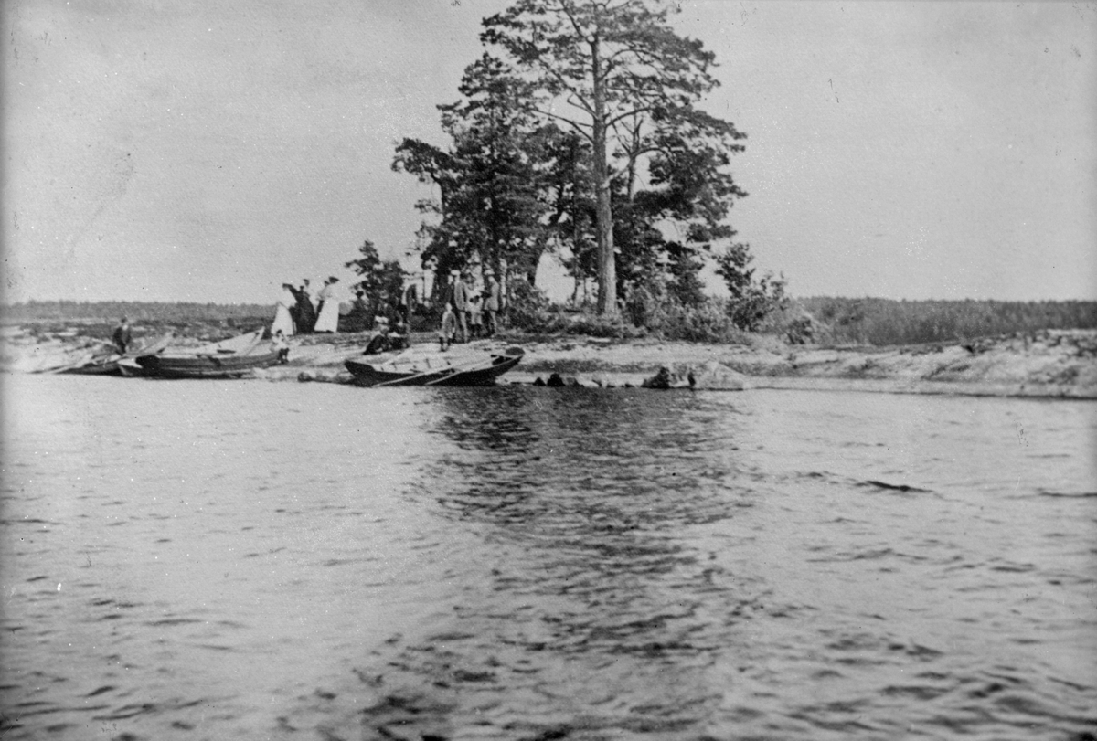 Gustaf Ferdinand Hallberg, Sjöutsikt, gruppbild, roddbåtar.
