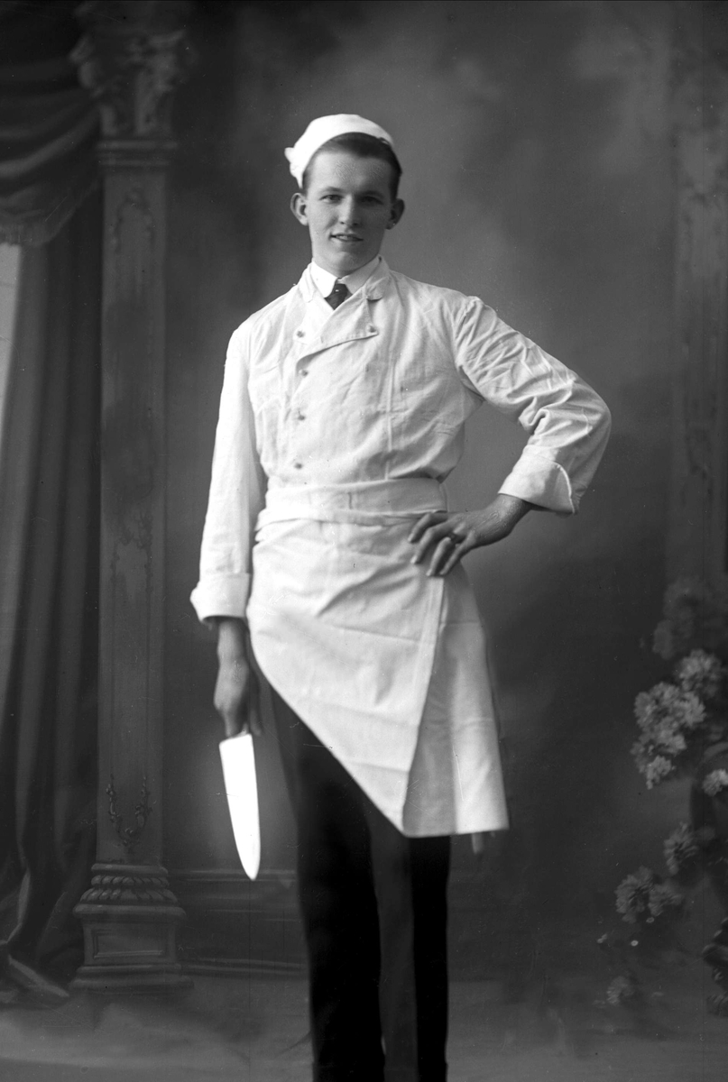 Gustav Borgen, Portrett, gutt i kokkeuniform med kokkekniv. Axel Olsen.