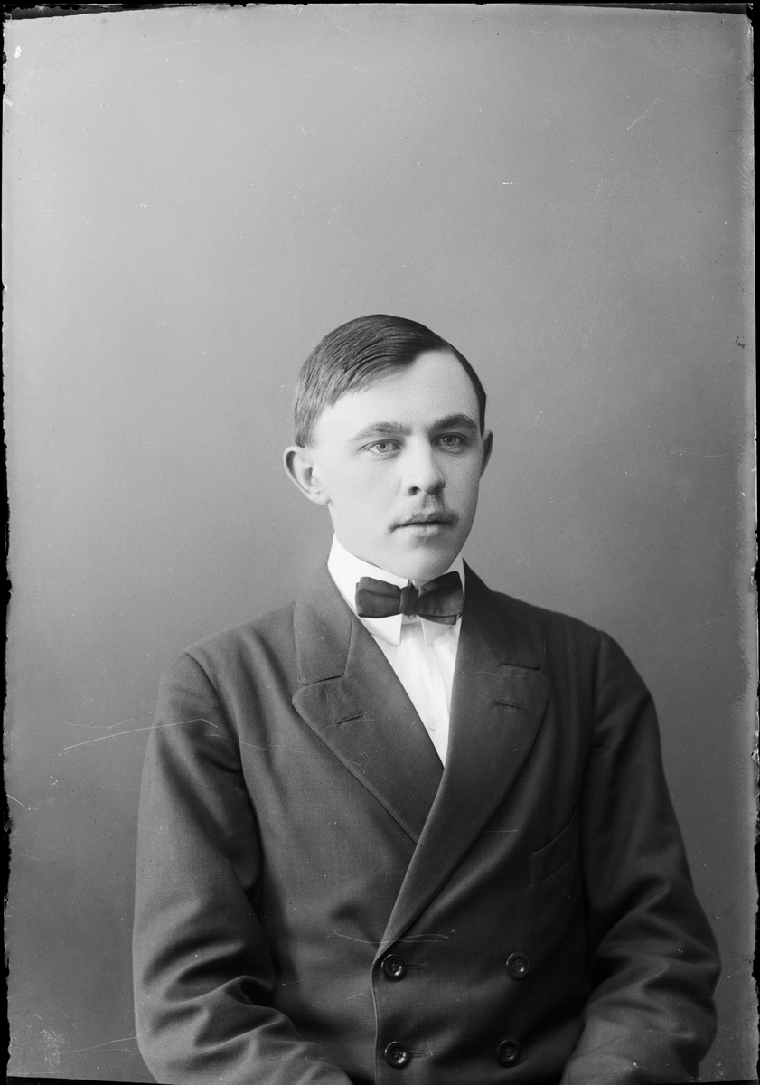 Skötsner-Edhlund, Ateljéporträtt - man, Östhammar, Uppland