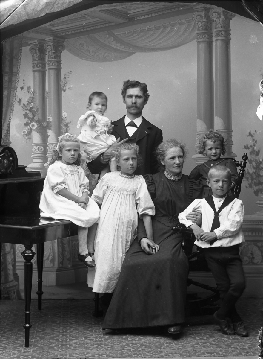 Calla Helena Sundbeck, Okänd familjegrupp, i ateljé med antik kuliss.
