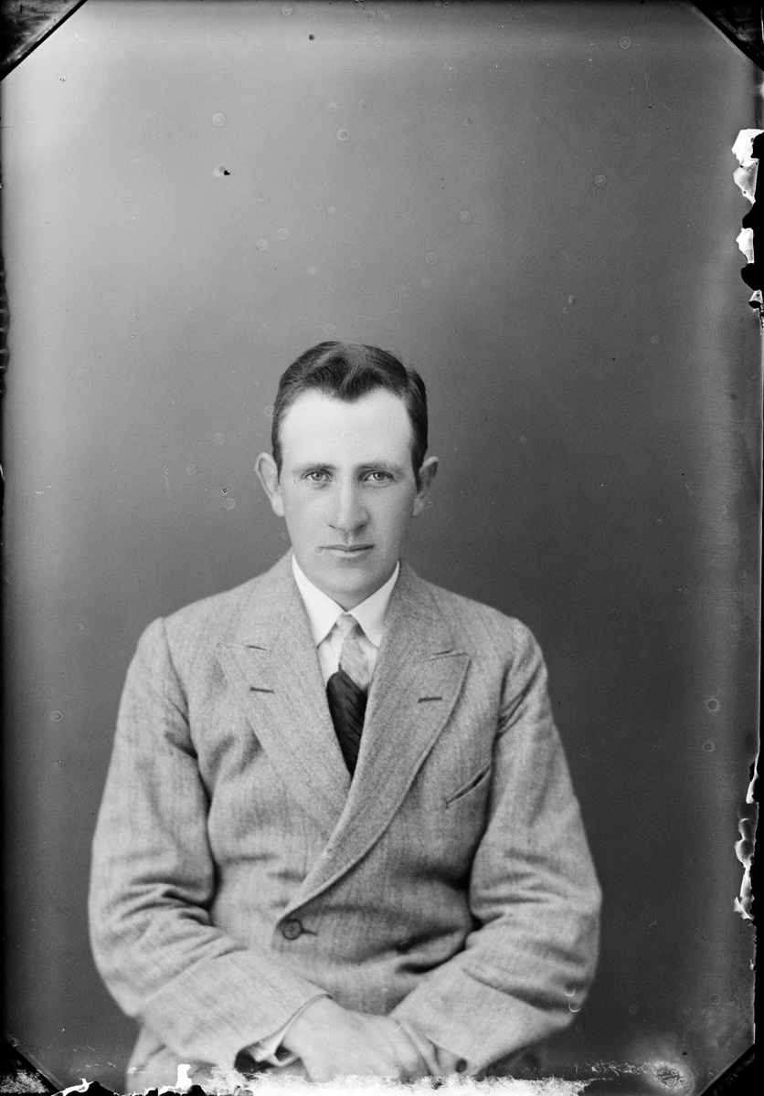 Skötsner-Edhlund, Ateljéporträtt - man, Östhammar, Uppland