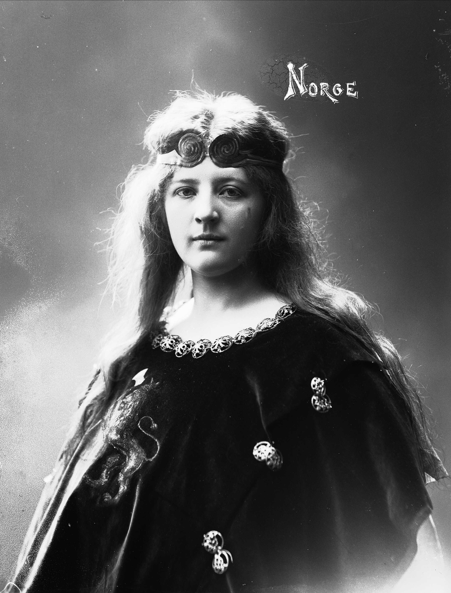 Solveig Lund, Brystportrett av kvinne i drakt med riksvåpen og hårsmykke.