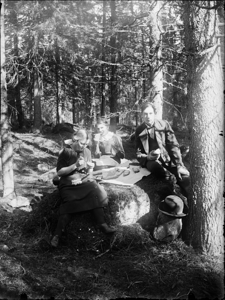Skötsner-Edhlund, Sara, Irma och Josef på picknick i skogen, Östhammar, Uppland