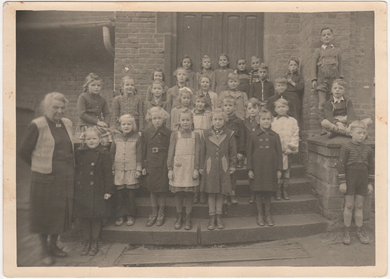 Unknown artist, Klassenfoto kath. Volksschule Bodendorf Jahrgang 1943/44