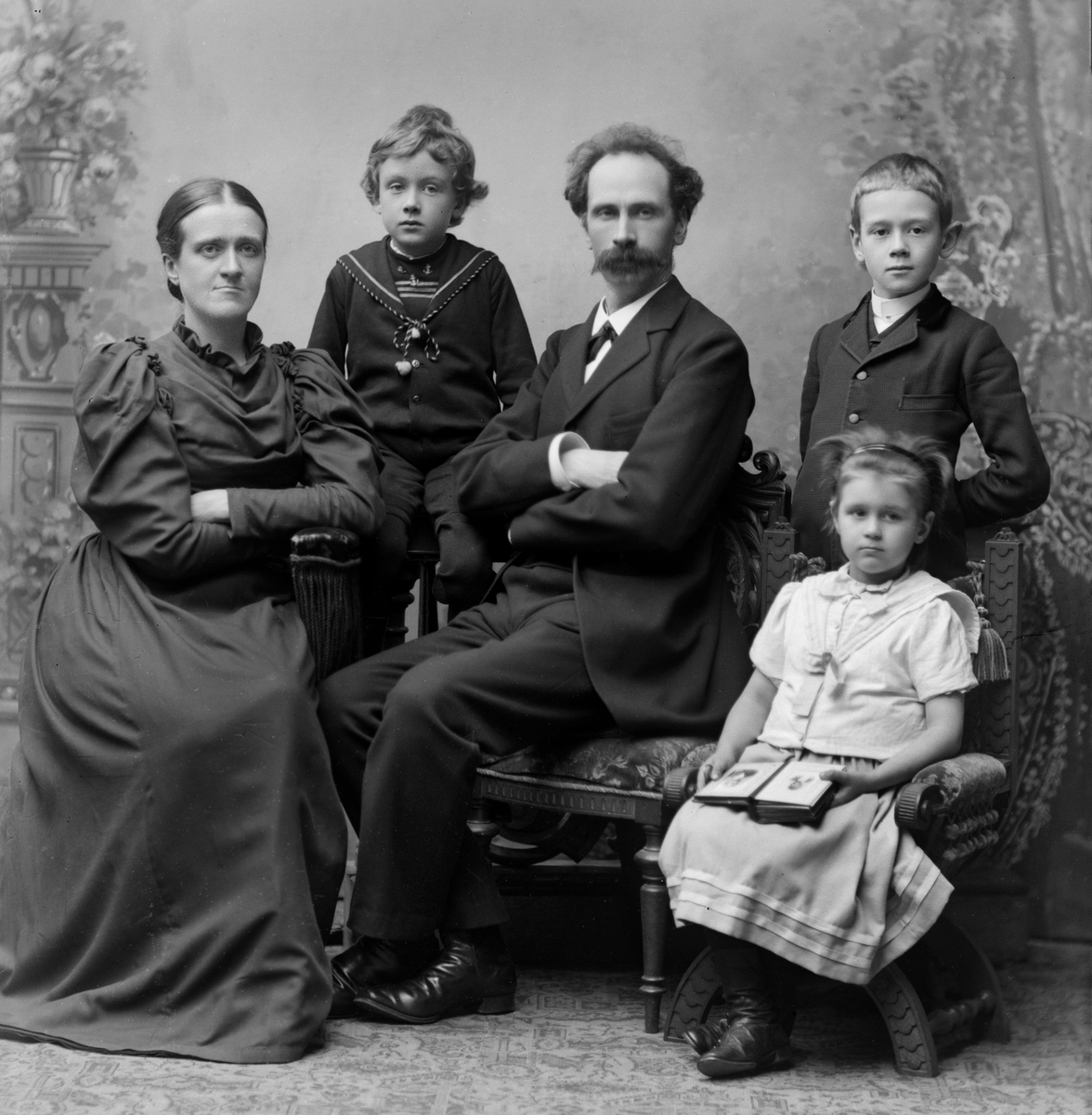 Maria Tesch, Porträtt. Porträttbild från Maria Teschs ateljé. Foto: Maria Tesch. Fotograferad i Maria Teschs ateljé som fanns i Linköping åren 1873 - 1936. Digitaliserad efter original glasnegativ som förvaras på Stiftsbiblioteket /Linköpings stadsbibliotek.
