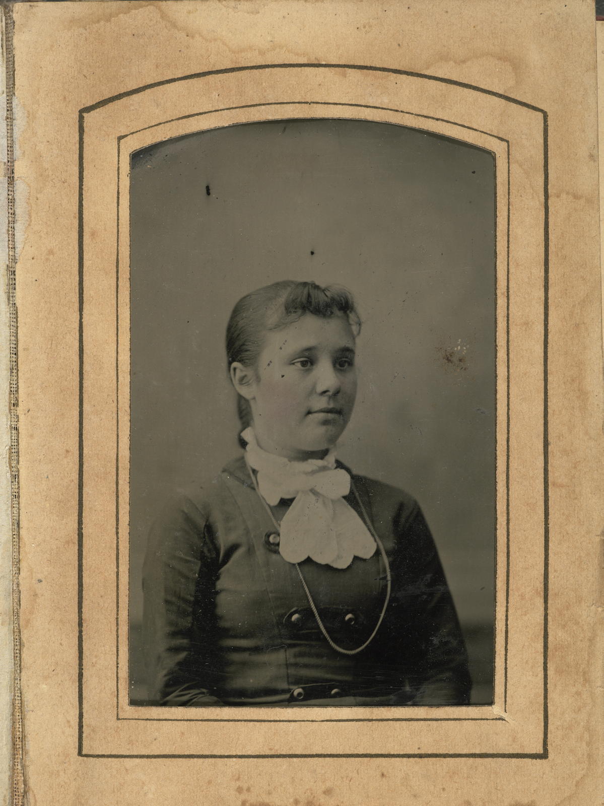Desconegut, [Retrat d'estudi]