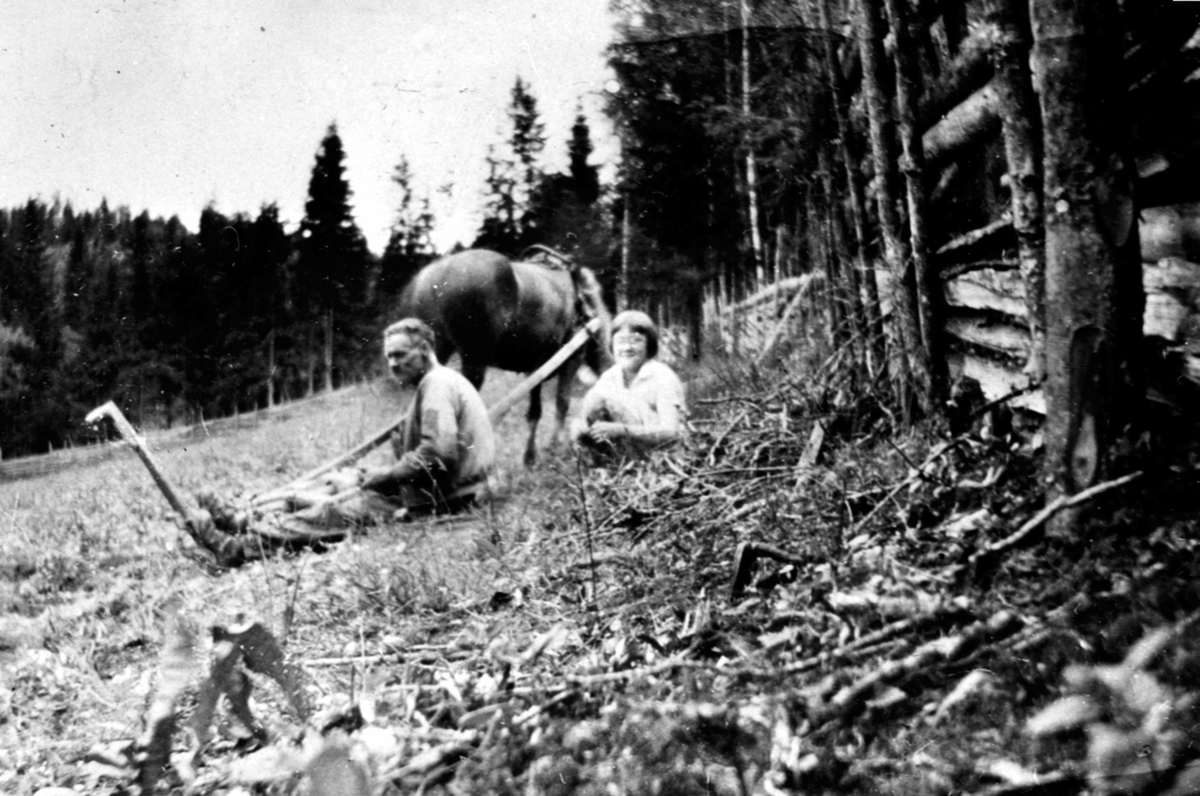 Anno Domkirkeodden, Hest med ard. Frants Raknerud (1881-1934) og Kitty Eriksrud tar en pust i bakken på Raknerud nordre, Helgøya.
