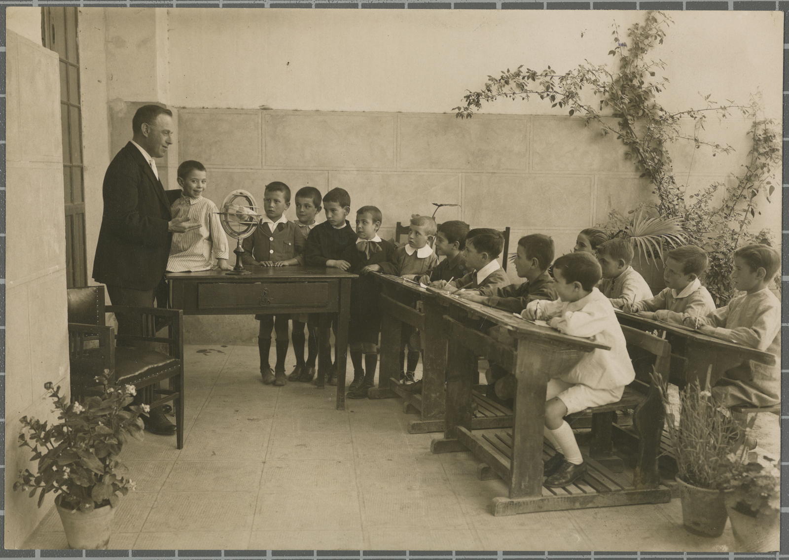 Desconegut, [School classroom]